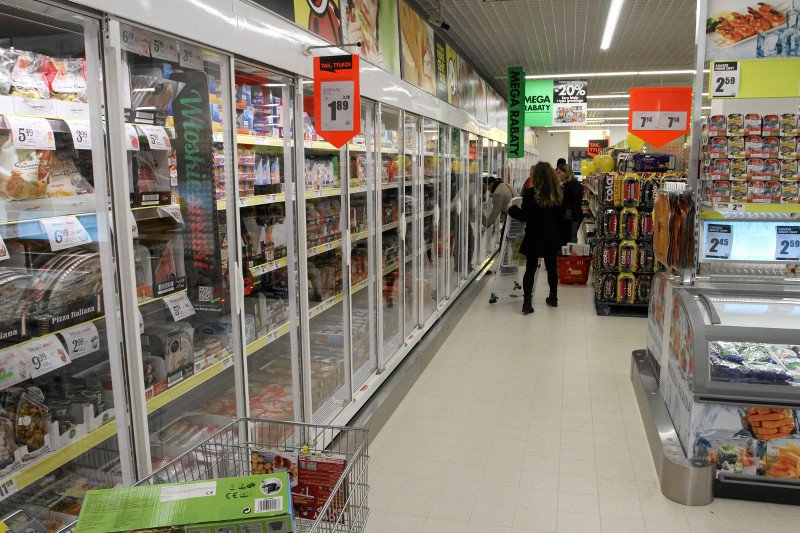 Mleko z "Biedronki" nie nadaje się do picia? Test mleka budzi wątpliwości