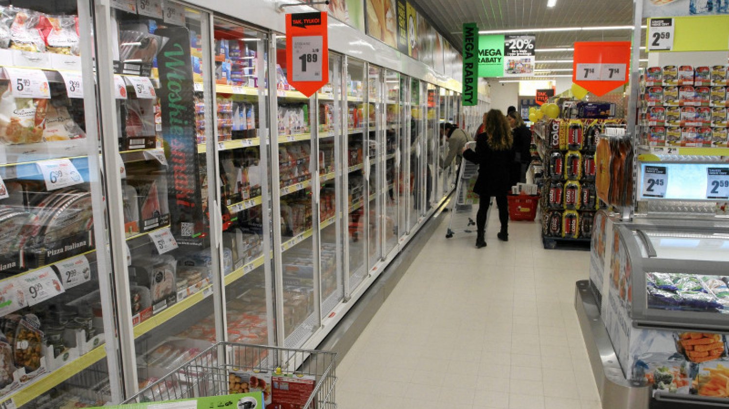 Mleko z "Biedronki" nie nadaje się do picia? Test mleka budzi wątpliwości