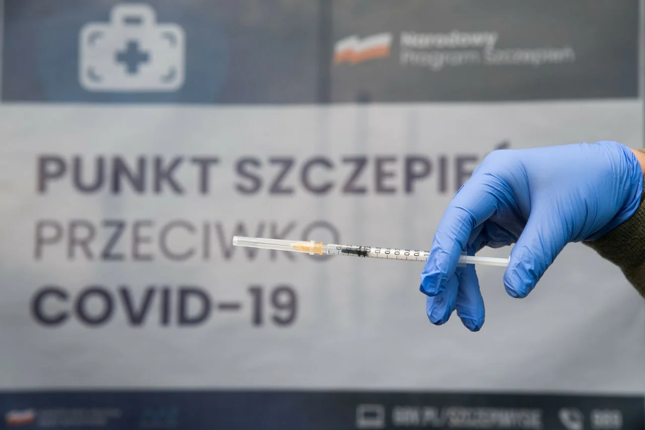Badania: Skuteczność szczepionki Pfizera wyraźnie spada po 6 miesiącach.