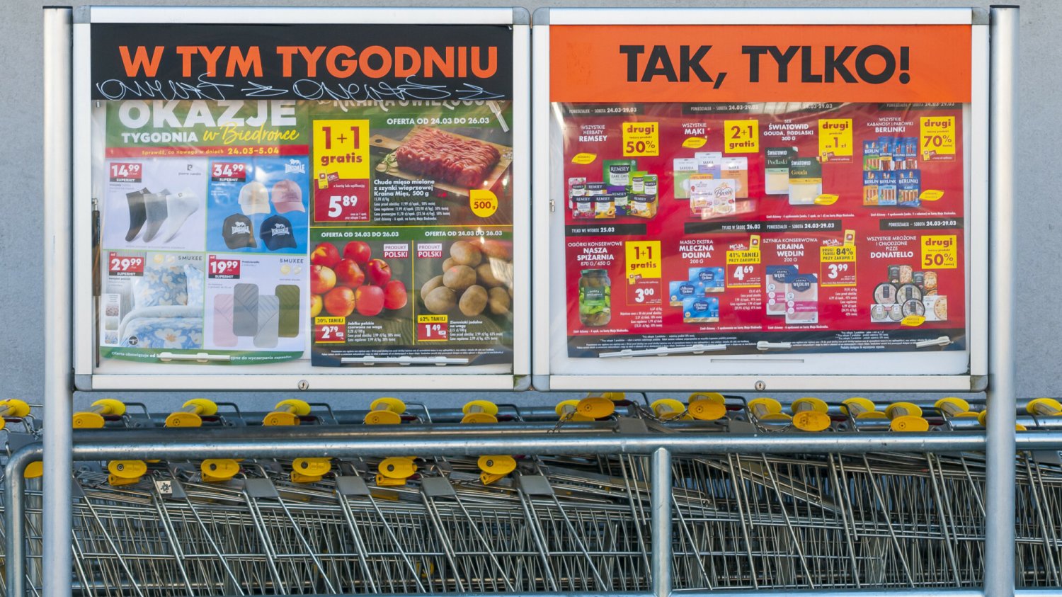 Nowa gazetka Biedronki obowiązuje do soboty włącznie. Które produkty można dostać gratis?