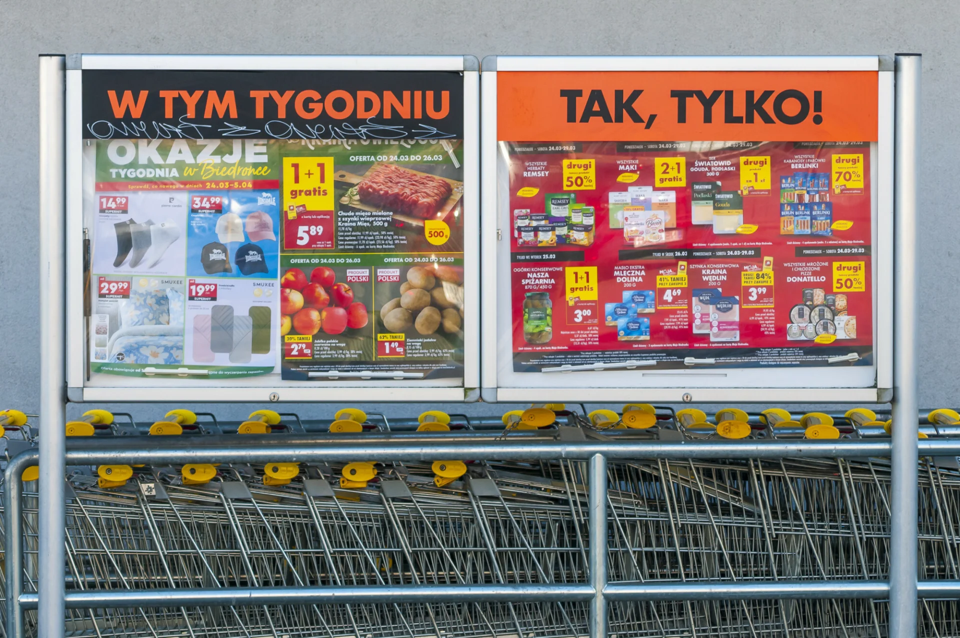 Nowa gazetka Biedronki obowiązuje do soboty włącznie. Które produkty można dostać gratis?
