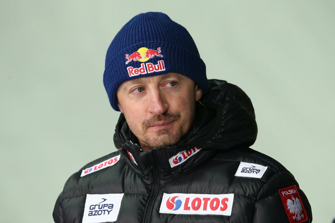 Adam Małysz podobnie jak polscy kibice skoków narciarskich jest zaniepokojony otwarciem sezonu przez Biało-Czerwonych.