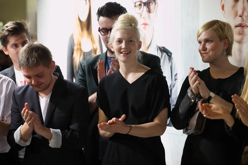 Gosia Popinigis w trakcie ogłoszenia wyników podczas wernisażu AFF: wygrała warsztaty Fashion Photography podczas Art & FAshion Festival.