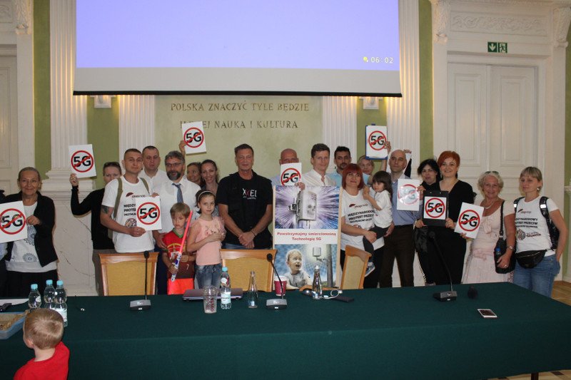 Zdjęcie ze spotkania antyszczepionkowców z Andrew Wakefieldem w Centralnej Bibliotece Rolniczej w Warszawie. Udostępnione publicznie na FB Stop Nop. Biblioteka chyba powinna bardziej wziąć sobie do serca sens cytatu umieszczonego na ścianie...