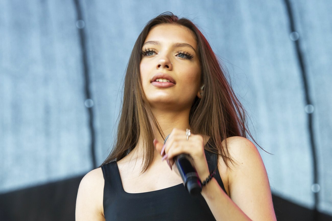 15-letnia Viki Gabor w długich platynowo blond włosach? Tak to naprawdę ona