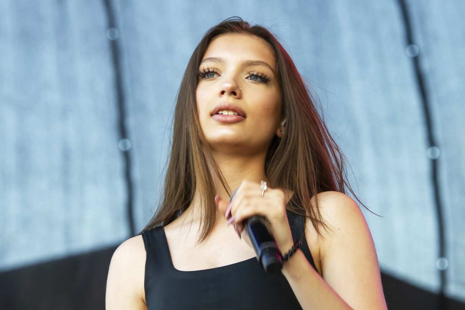 15-letnia Viki Gabor w długich platynowo blond włosach? Tak to naprawdę ona
