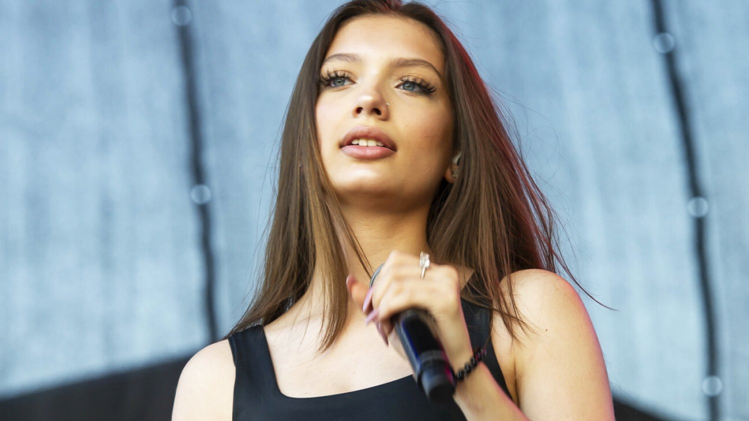 15-letnia Viki Gabor w długich platynowo blond włosach? Tak to naprawdę ona