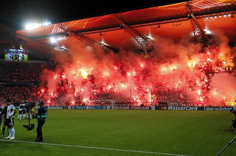 Kibole Legii Warszawa okradli kibiców cypryjskiego Apollonu Limassol po meczu Ligi Europejskiej. Na zdjęciu mecz ze Steauą Bukareszt w eliminacjach Ligi Mistrzów.