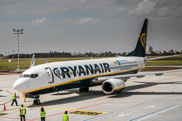 "Fakt" twierdzi, że żony polityków PiS awanturowały się na pokładzie samolotu linii Ryanair