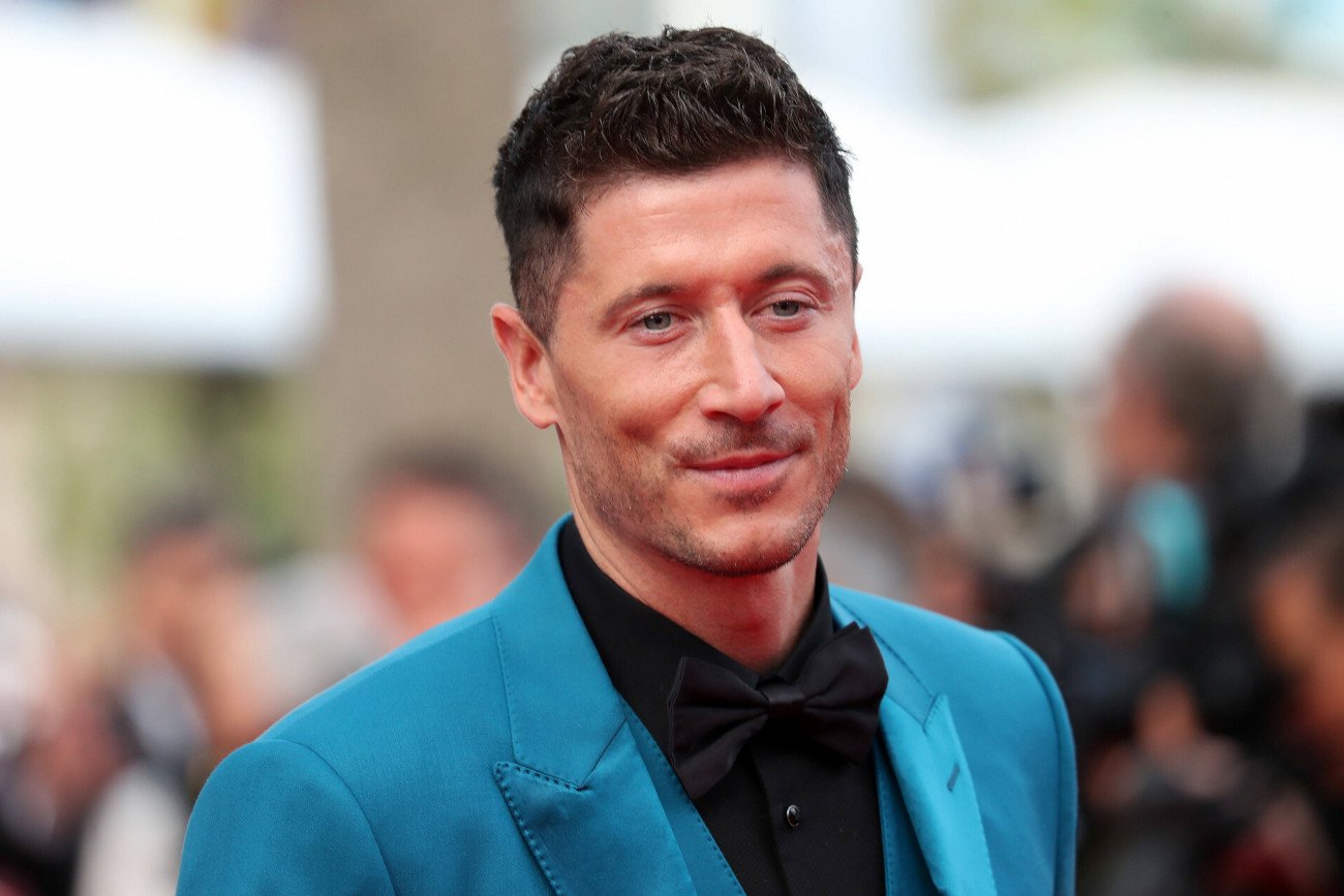 Robert Lewandowski po przeprowadzce do FC Barcelony jest prześwietlany przez media z każdej strony - także finansowej.