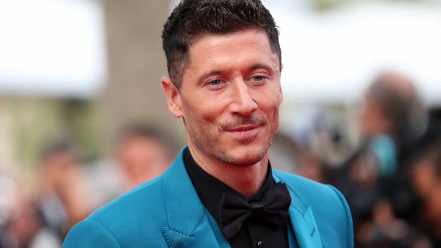 Robert Lewandowski po przeprowadzce do FC Barcelony jest prześwietlany przez media z każdej strony - także finansowej.