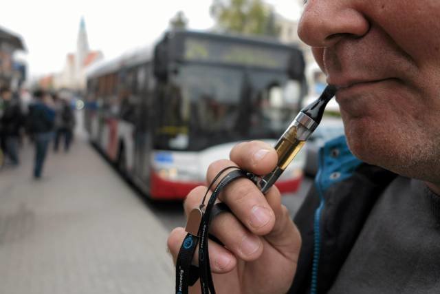 Polskie przepisy zabraniają informowania palaczy o mniej szkodliwych alternatywach wobec papierosów.