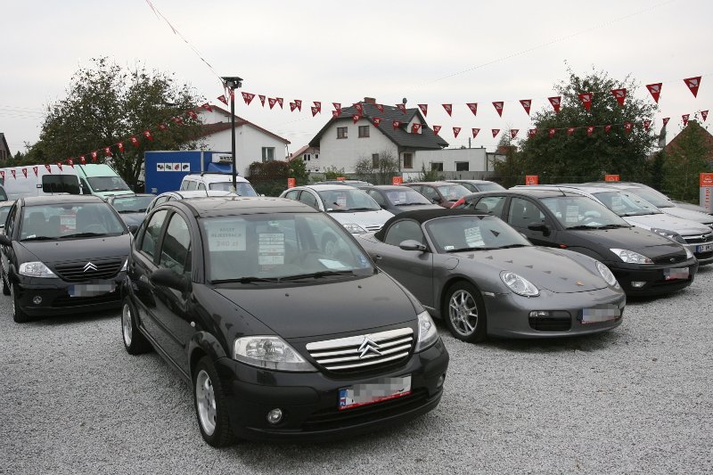 Oddanie samochodu do komisu to wygodna opcja. Jednak jak pokazuje ten przykład, nie zawsze opłacalna.