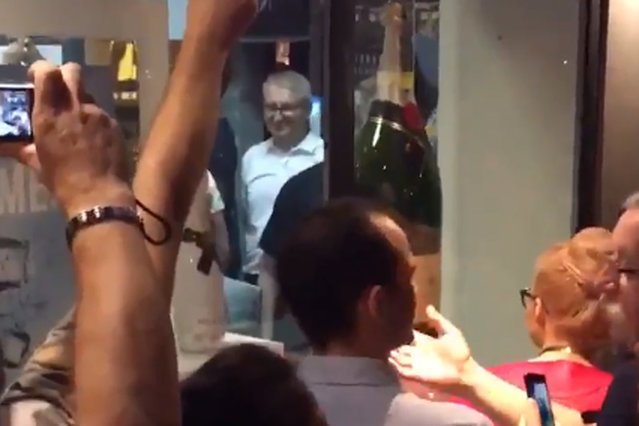 Suweren wypatrzył Piętę w środku sklepu monopolowego.