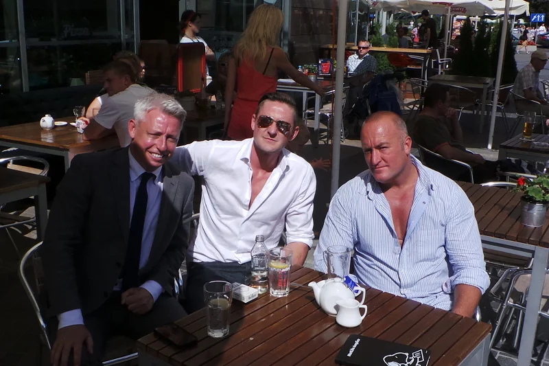 Brian ze wspólnikiem Julianem Ward-Turnerem (w środku) i dyrektorem Pure Sky Club Paulem Cowenem