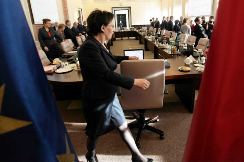 Ewa Kopacz chciała wzmocnić swoją pozycję w rządzie i w partii, ale na razie kobiecy desant jest tylko źródłem kłopotów.