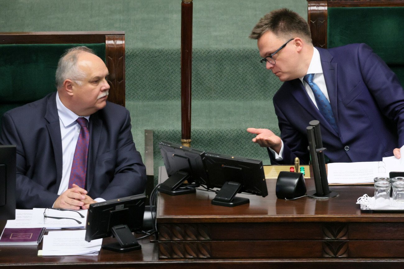 Wiceszef Kancelarii Sejmu Dariusz Salamończyk i marszałek Szymon Hołownia