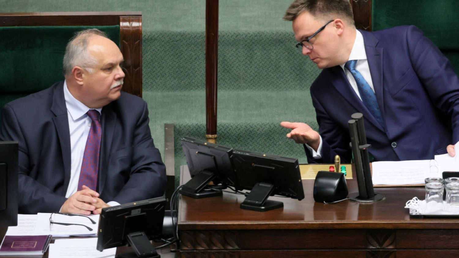 Wiceszef Kancelarii Sejmu Dariusz Salamończyk i marszałek Szymon Hołownia