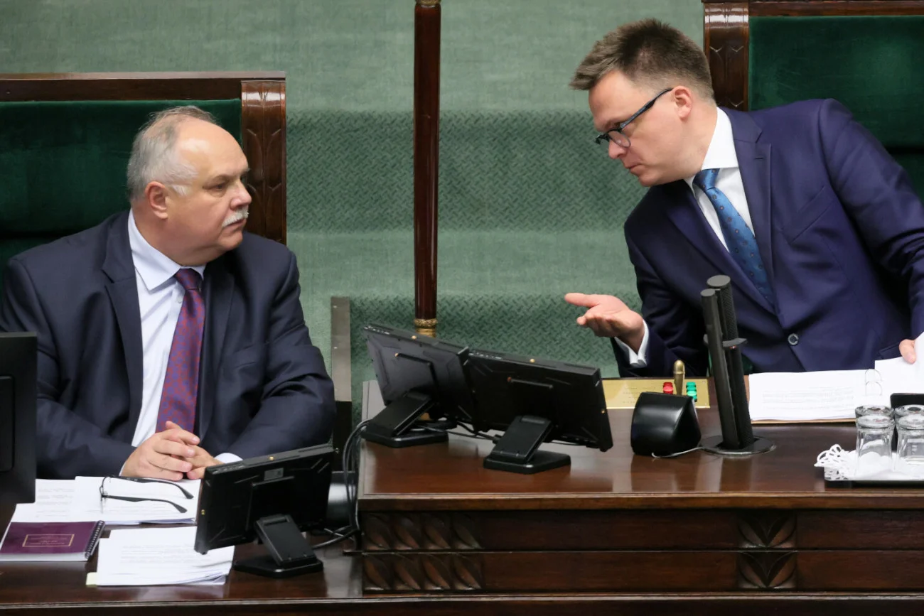 Wiceszef Kancelarii Sejmu Dariusz Salamończyk i marszałek Szymon Hołownia