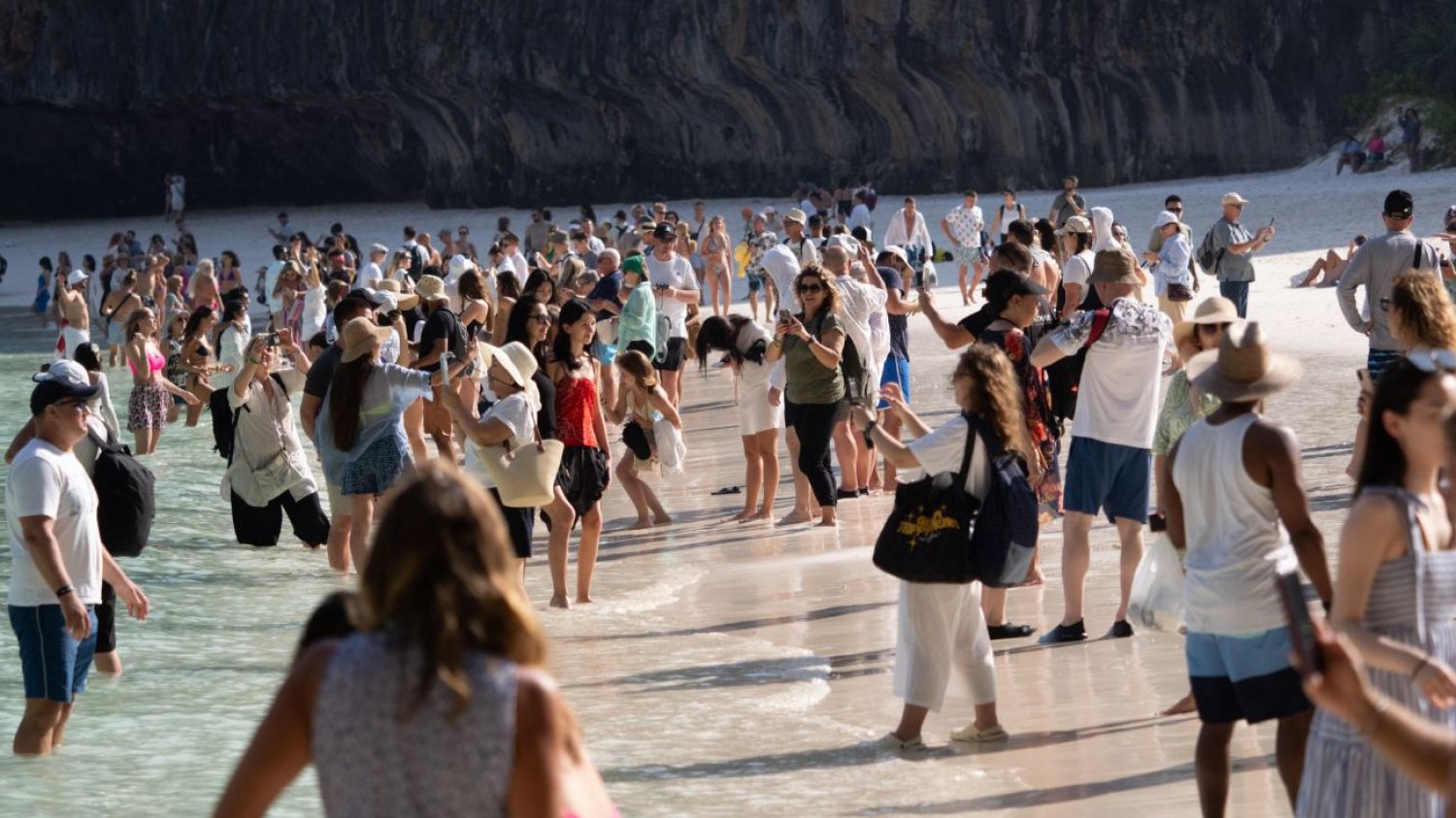 Tłum na najładniejszej plaży w Tajlandii