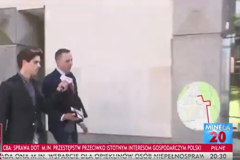 Reporter TVP Info urządził pościg za posłem Krzysztofem Brejzą. Najpierw sejmowymi korytarzami, potem ulicami Warszawy. Pytał o sprawę Amber Gold, ale nie tylko. A internet aż pęka ze śmiechu.
