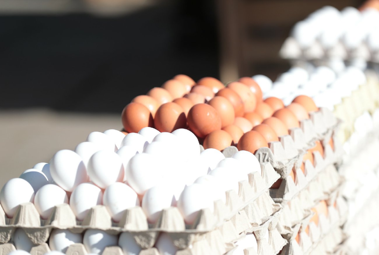 Trzymasz jajka w lodówce? Lara Gessler tłumaczy, dlaczego to poważny błąd.