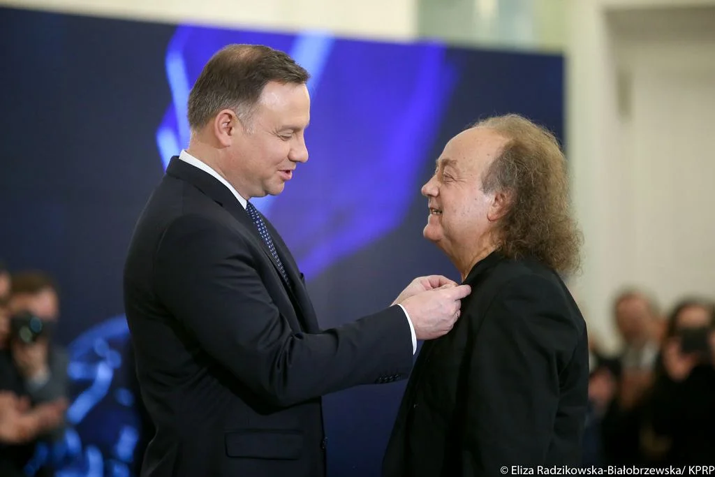 Józef Skrzek przyjmuje medal z rąk prezydenta Andrzeja Dudy.
