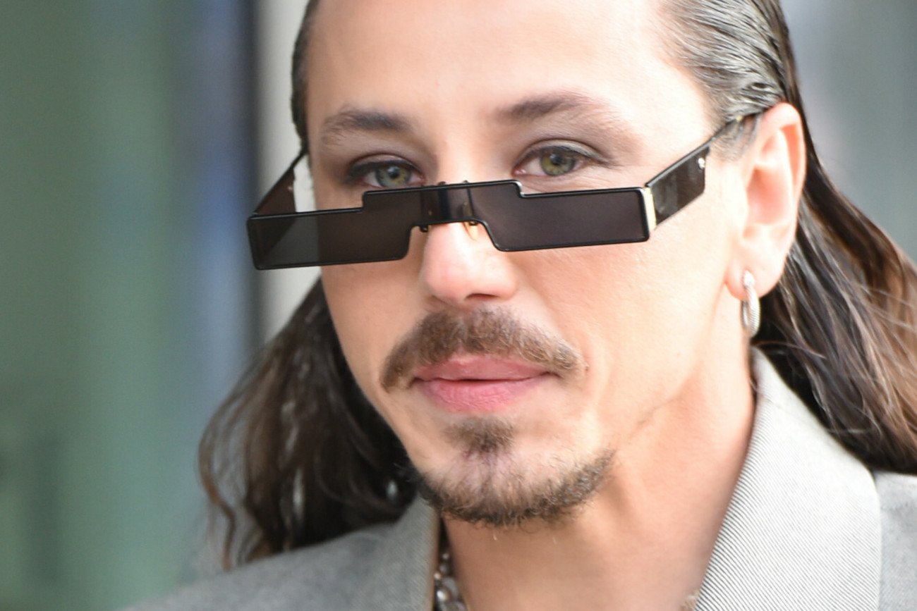 Michał Szpak na zdjęciu z innym znanym artystą.