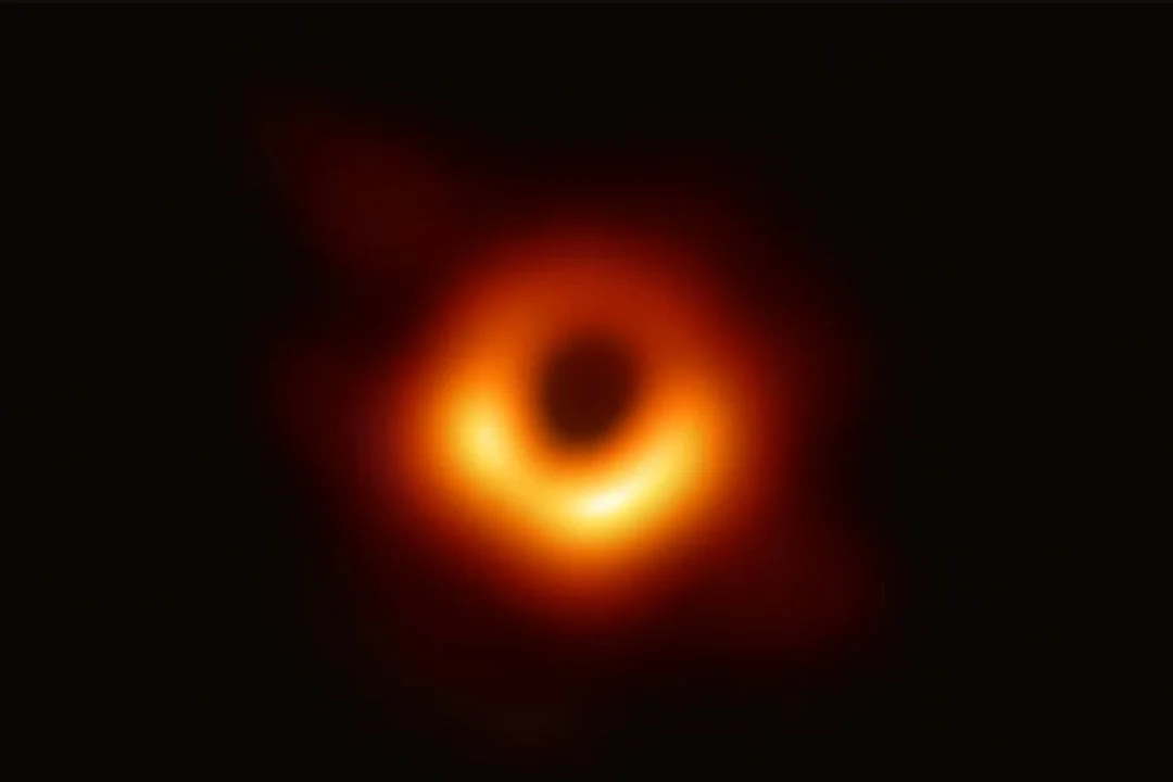 Czarna dziura położona w środku galaktyki M87.