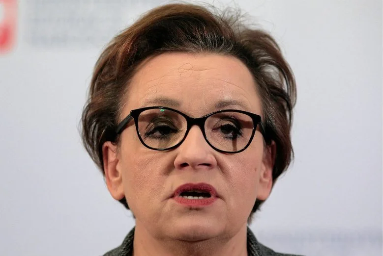 Anna Zalewska była o włos od dymisji, ale po wypowiedzi Sławomira Broniarza PiS staje murem w jej obronie.
