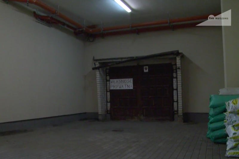 Drzwi do obudowanego garażu.