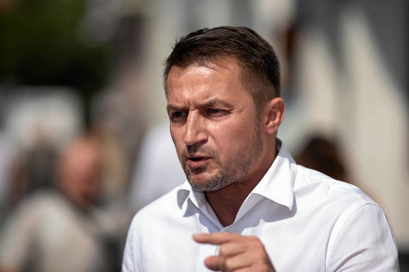 Na kelnerskich taśmach znalazł się także Piotr Guział.