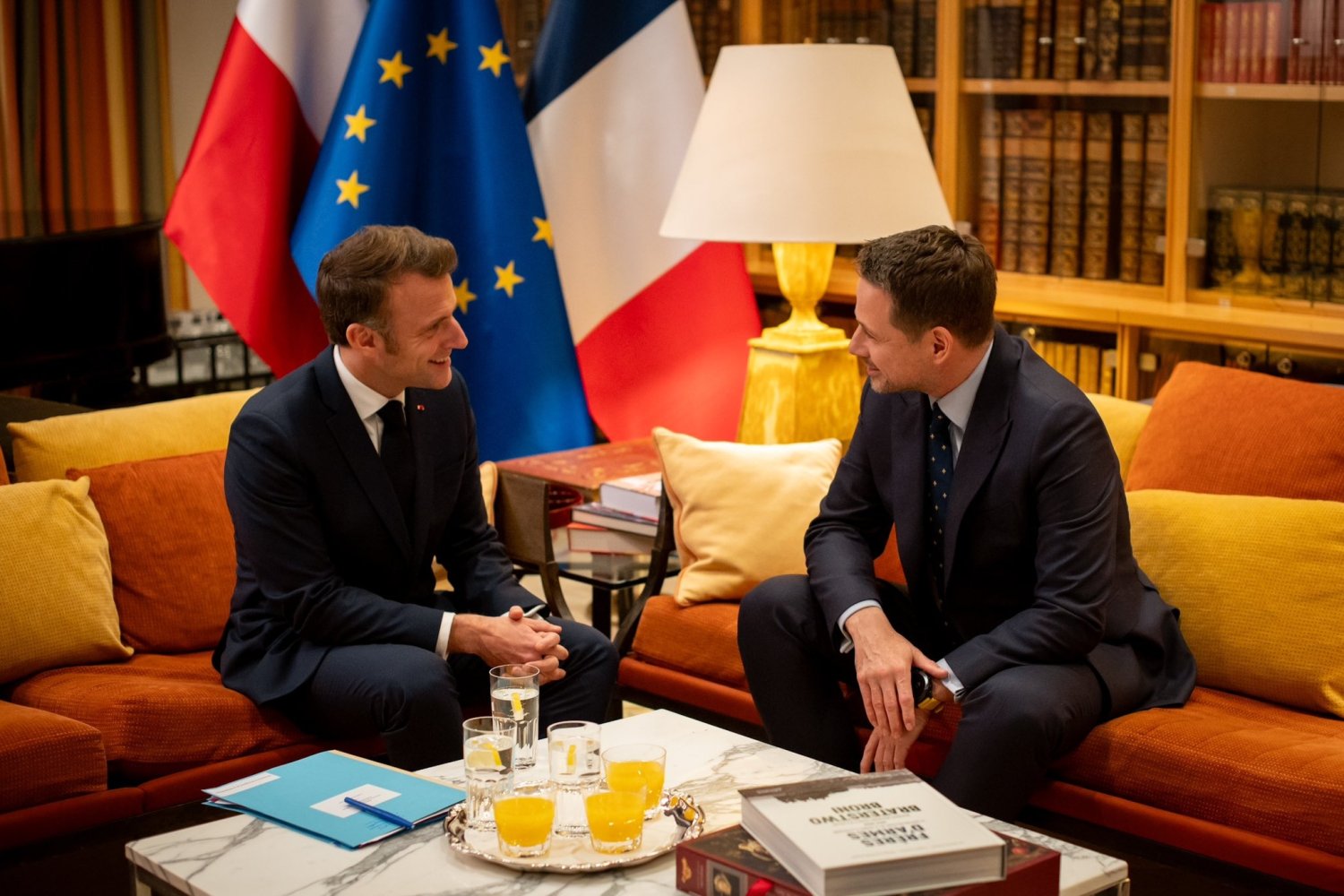Macron spotkał się z Trzaskowskim. Prezydent stolicy zdradził szczegóły.