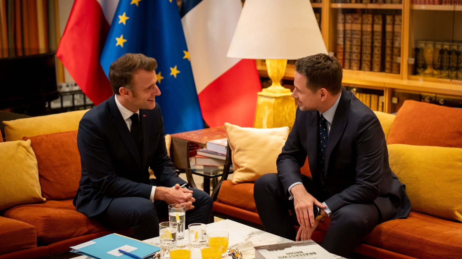 Macron spotkał się z Trzaskowskim. Prezydent stolicy zdradził szczegóły.