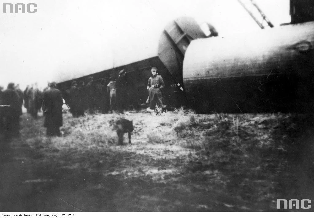Pociąg wykolejony przez polskie podziemie, 1944.