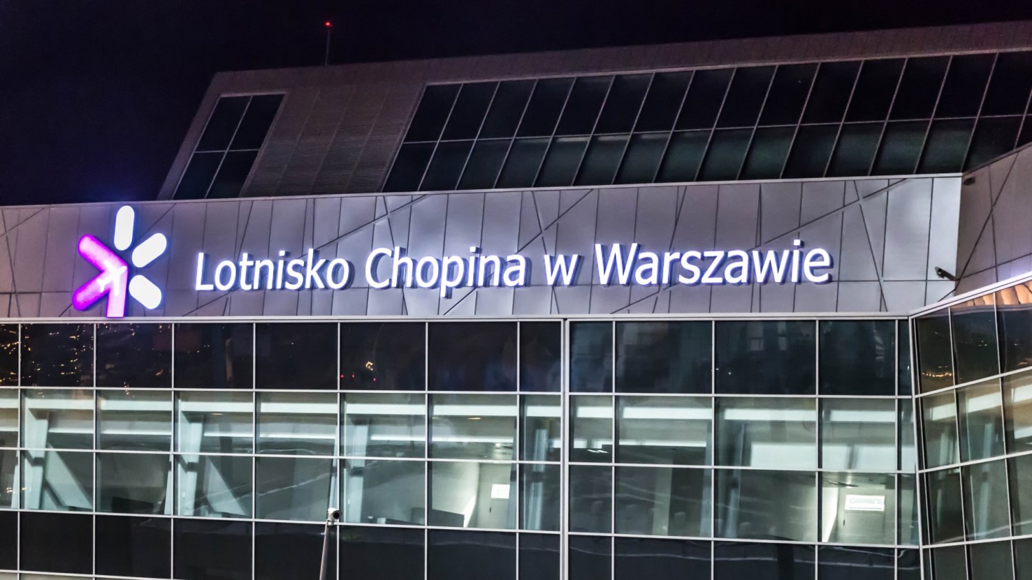 "Kobiet nie sprawdzano. Szukano mężczyzny". MSWiA reaguje ws. sytuacji na Okęciu