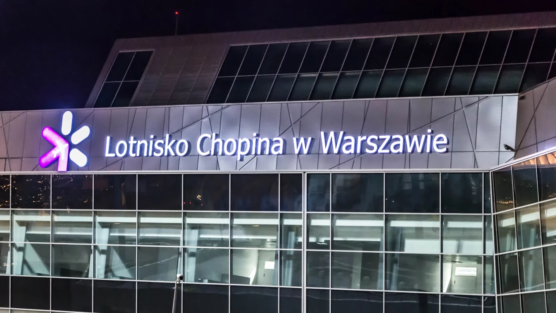 "Kobiet nie sprawdzano. Szukano mężczyzny". MSWiA reaguje ws. sytuacji na Okęciu