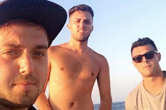 Trzech imprezowiczów z Wlk. Brytanii wkręciło internautów, że trafili na łódź płynącą do Syrii. Pijani mieli obudzić się w środku wojny domowej.