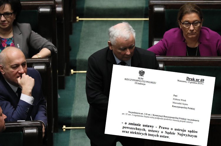 Posłowie Jan Kanthak i Jacek Ozdoba oraz sekretarz stanu w MS Sebastian Kaleta prezentują nową ustawę o sądach powszechnych.