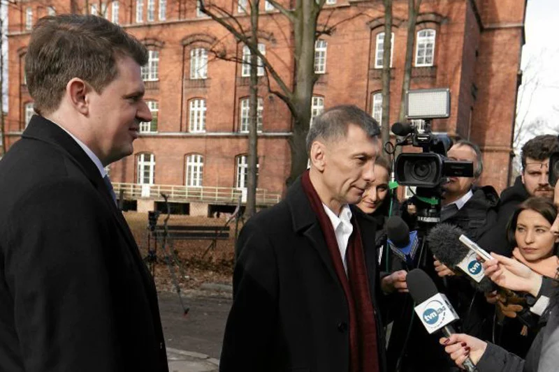 Pan Stanisław ze swoim adwokatem tuż po wyjściu z psychiatryka.