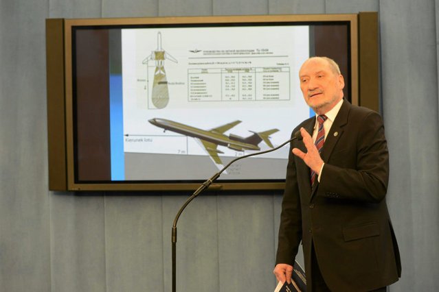 Macierewicz wielu kojarzy się z prezentacjami na temat wraku prezydenckiego tupolewa. Internauci wykorzystują ten fakt, by żartować z nowych samolotów dla VIP-ów.