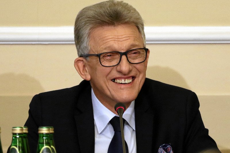 Stanisław Piotrowicz postawił płot i uprzykrzył życie sąsiadom.