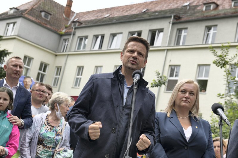 Rafał Trzaskowski, kandydat Koalicji Obywatelskiej na urząd prezydenta RP, podczas wiecu wyborczego w Strzelińskim Centrum Medycznym.