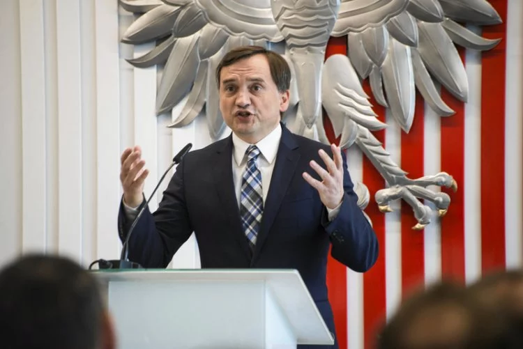 Rektor szkoły założonej przez Zbigniewa Ziobrę poprosił proboszczów o reklamę w parafialnych gablotkach.