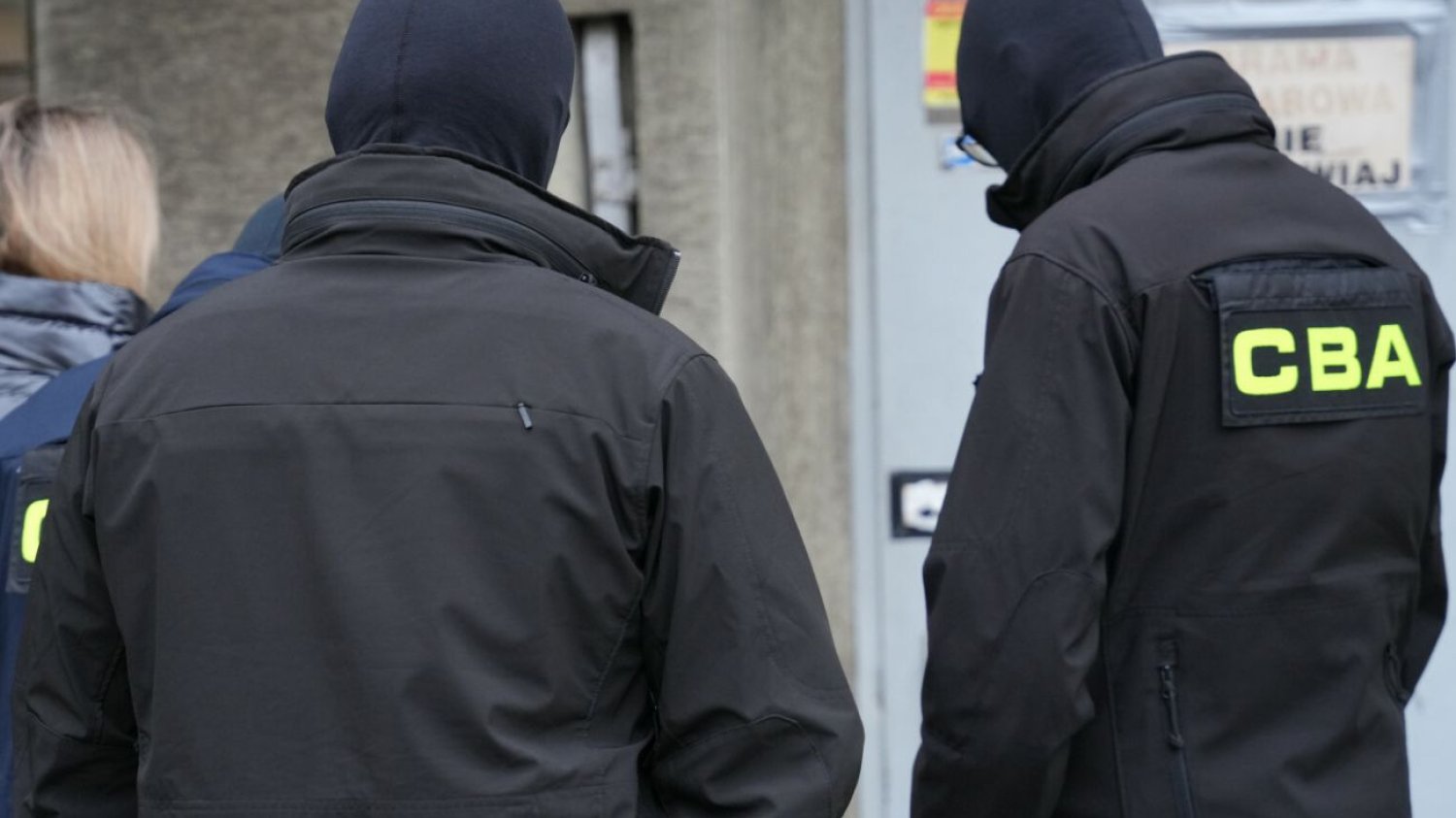 Agenci CBA szturmują siedzibę PKOl. Weszli też do mieszkania prezesa Piesiewicza Agenci CBA szturmują siedzibę PKOl. Weszli też do mieszkania prezesa Piesiewicza