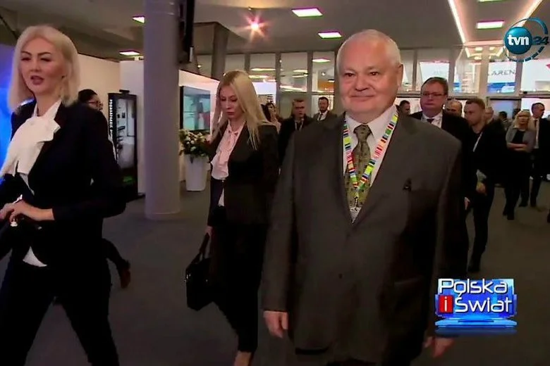 Kamila Sukiennik (w środku) to szefowa gabinetu prezesa NBP Adama Glapińskiego.