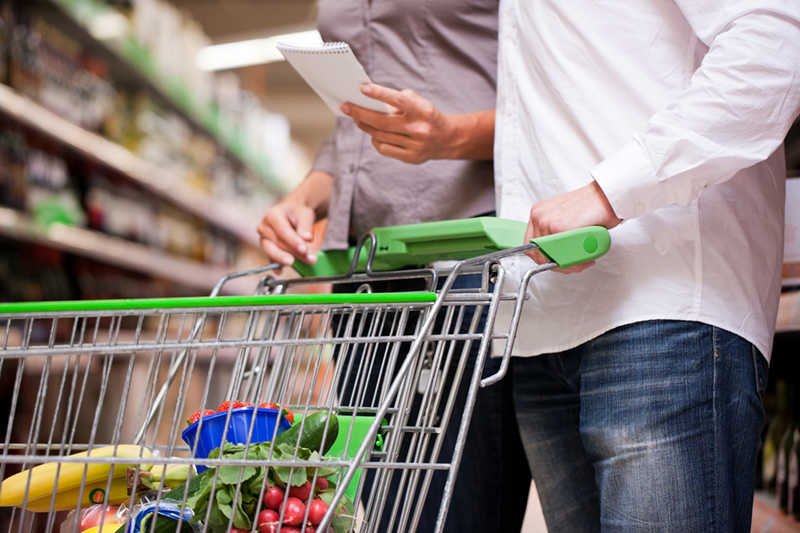 Różnice między płciami i stereotypy wpływają na odmienne zachowania kobiet i mężczyzn na zakupach.