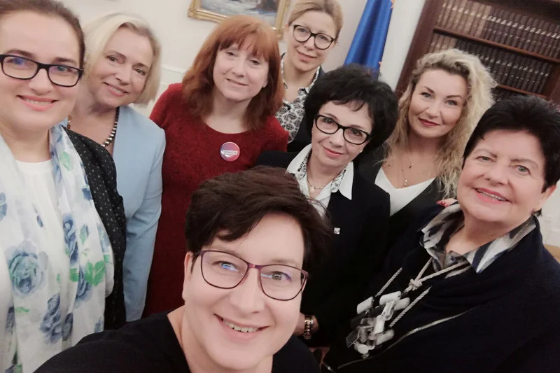 Zdjęcie posłanek Lewicy z marszałkinią Elżbietą Witek wywołało falę krytycznych komentarzy.