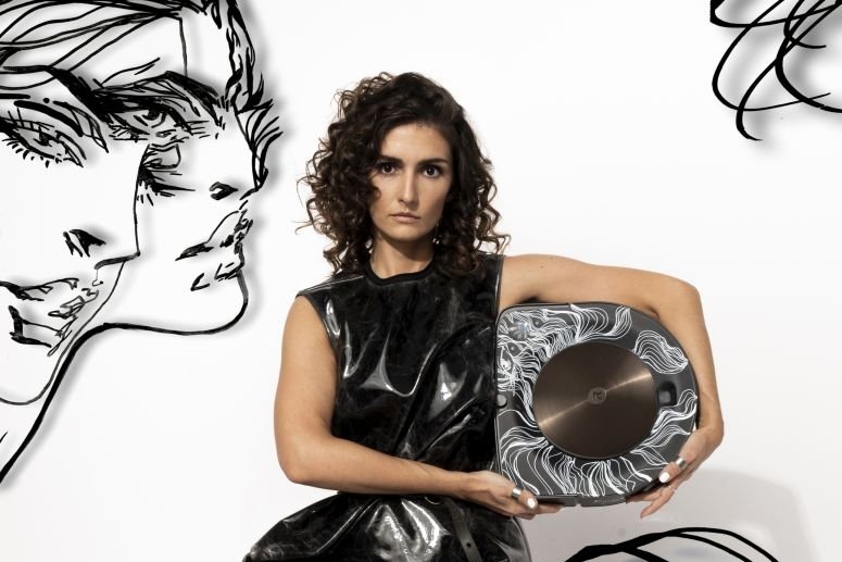 iRobot zaprezentował niedawno jedyną w swoim rodzaju wersję robota odkurzającego Roomba s9+.Pomalowane przez Annę Halarewicz urządzenie zostało wystawione na aukcję w Allegro na rzecz Wielkiej Orkiestry Świątecznej Pomocy