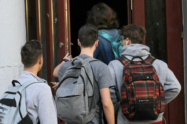 Plany lekcji do późna, początek lekcji o 7:15, okienka – niektórzy są przerażeni początkiem roku szkolnego.